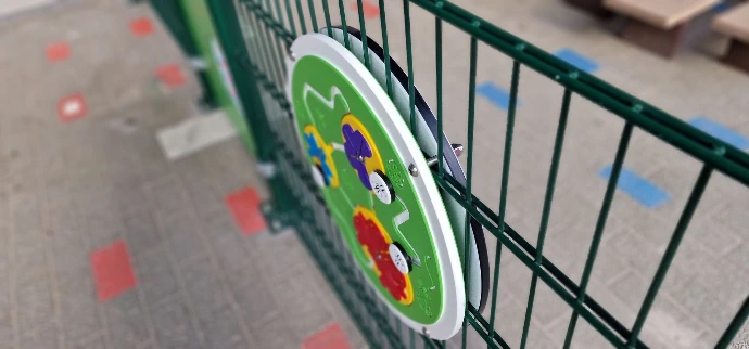 Speelpaneel op hekwerk