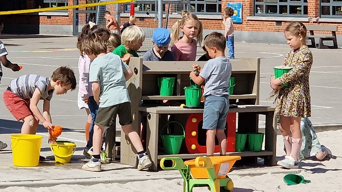 Spelende kinderen in zandbak
