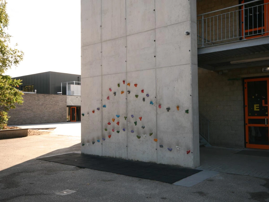 klimgrepen-schoolmuur-speelplaats03.webp