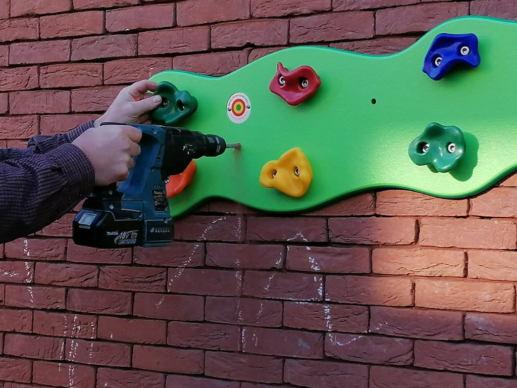 klimmuur boulderwand speelplaats.webp