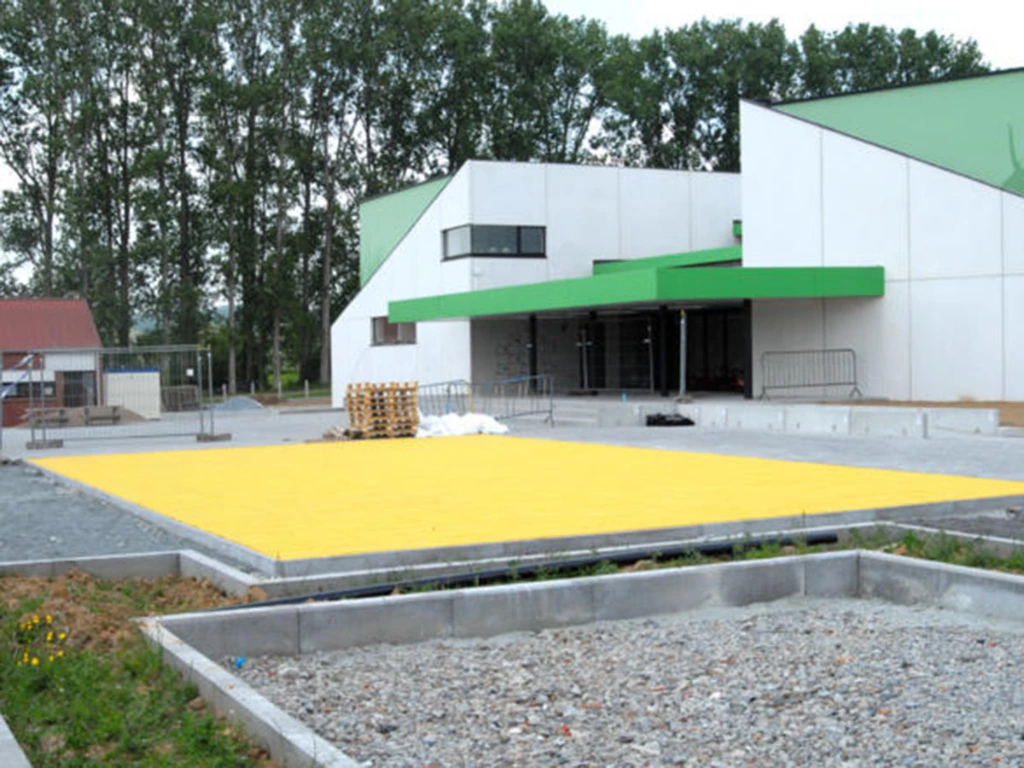 vlak met gele EPDM tegels op de speelplaats.webp