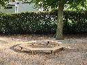 achthoekbank in schooltuin.webp