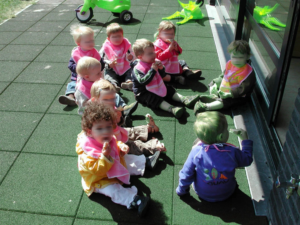 groene valbrekende tegel speelplaats.webp