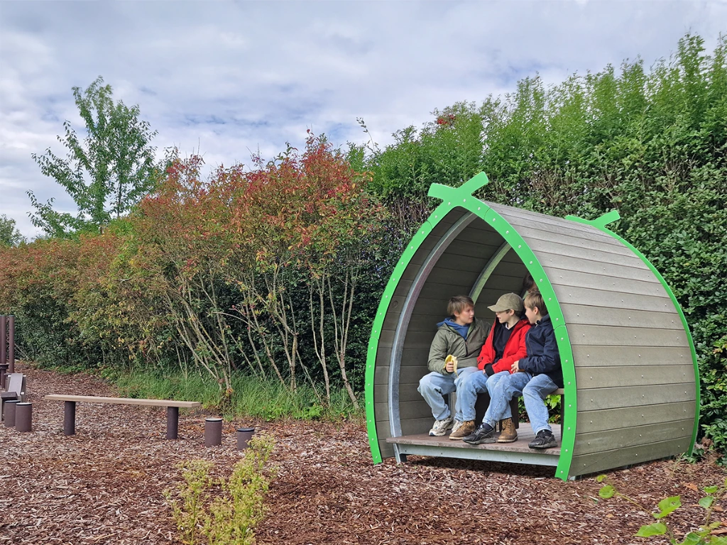 hut op achtergrond groene speelplaats knipoog.webp