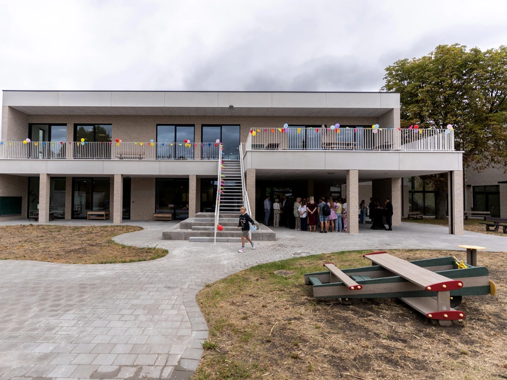 ID051 dubbeldekker op speelplaats.webp