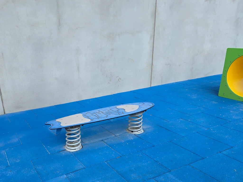 surfplank op blauwe EPDM tegels.webp