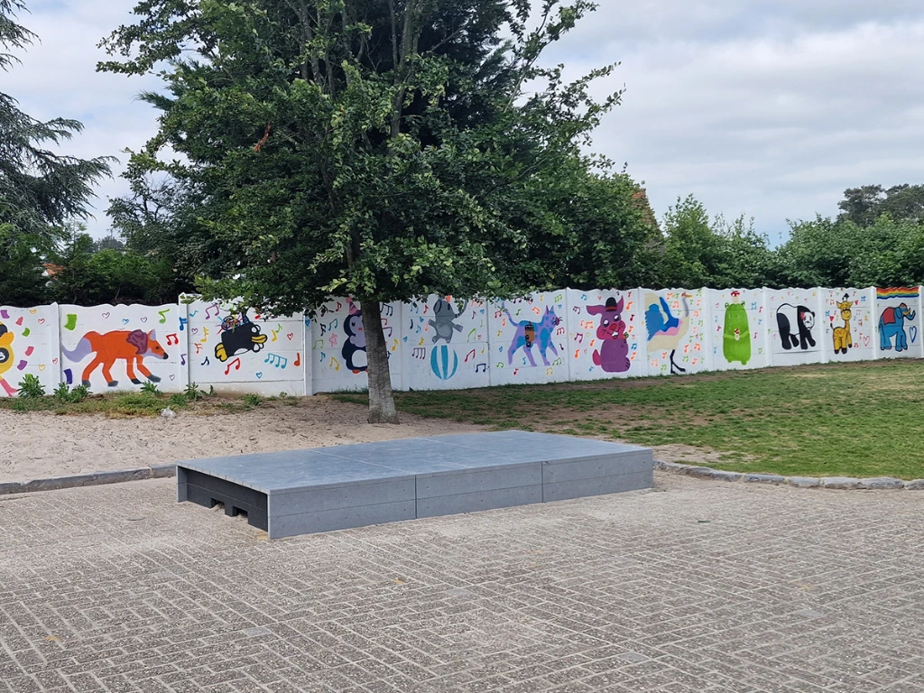 grijze podia op kleuterschool.webp