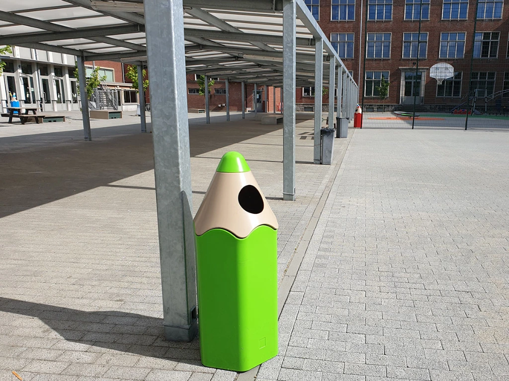 groene vuilnisbak op speelplaats.webp