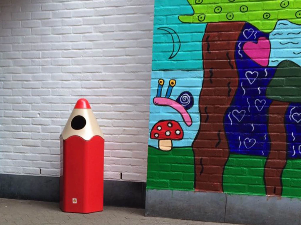 rode vuilnisbak in potloodvorm.webp