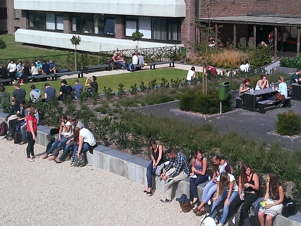 studenten zitten op Idemax ID76 zitvlak voor beton U-element.webp