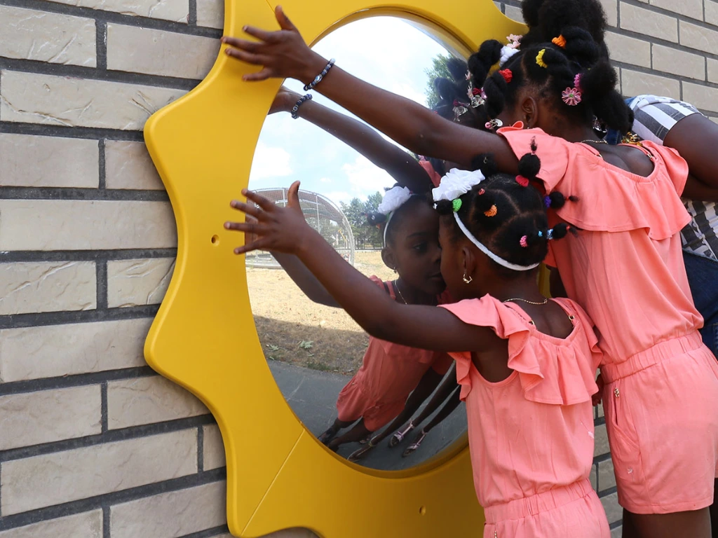 Bolle spiegel speelplaats met kids.webp