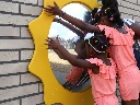 Bolle spiegel speelplaats met kids.webp