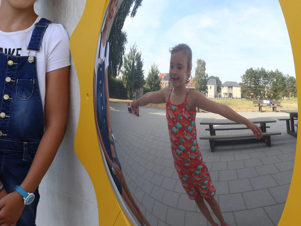 convexe spiegel speelplaats.webp