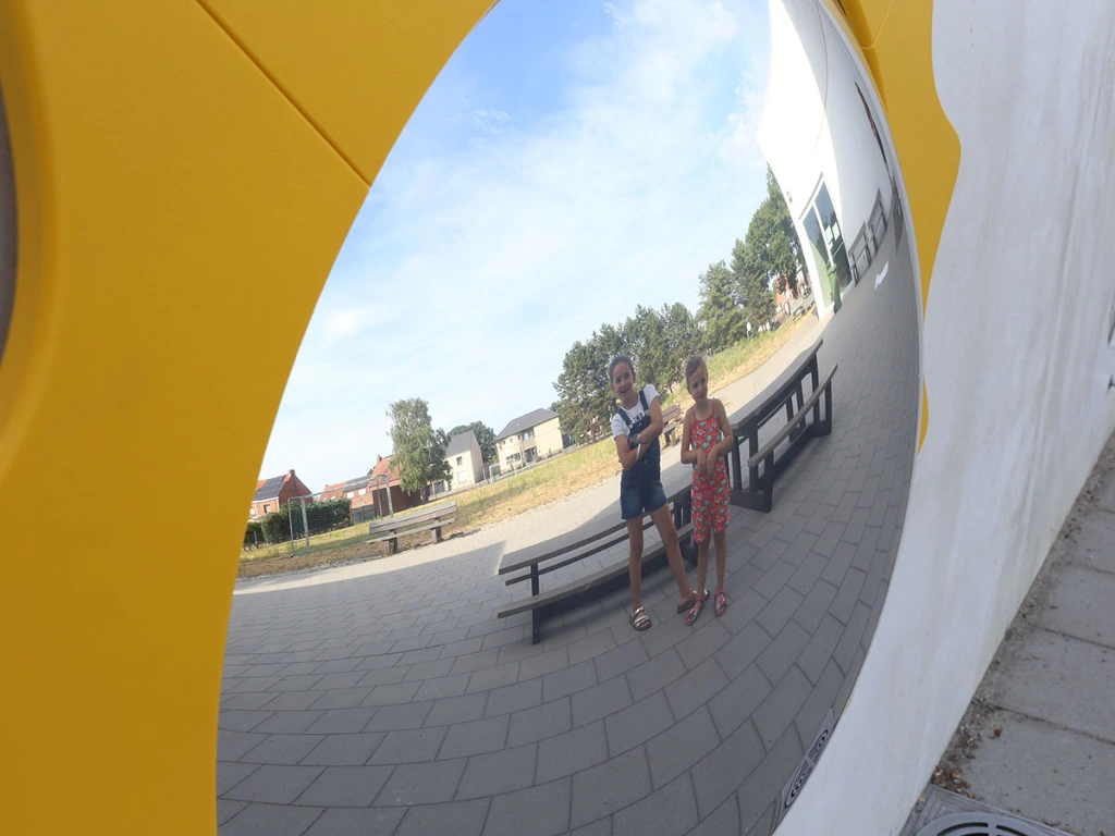 Bolle spiegel speelplaats.webp