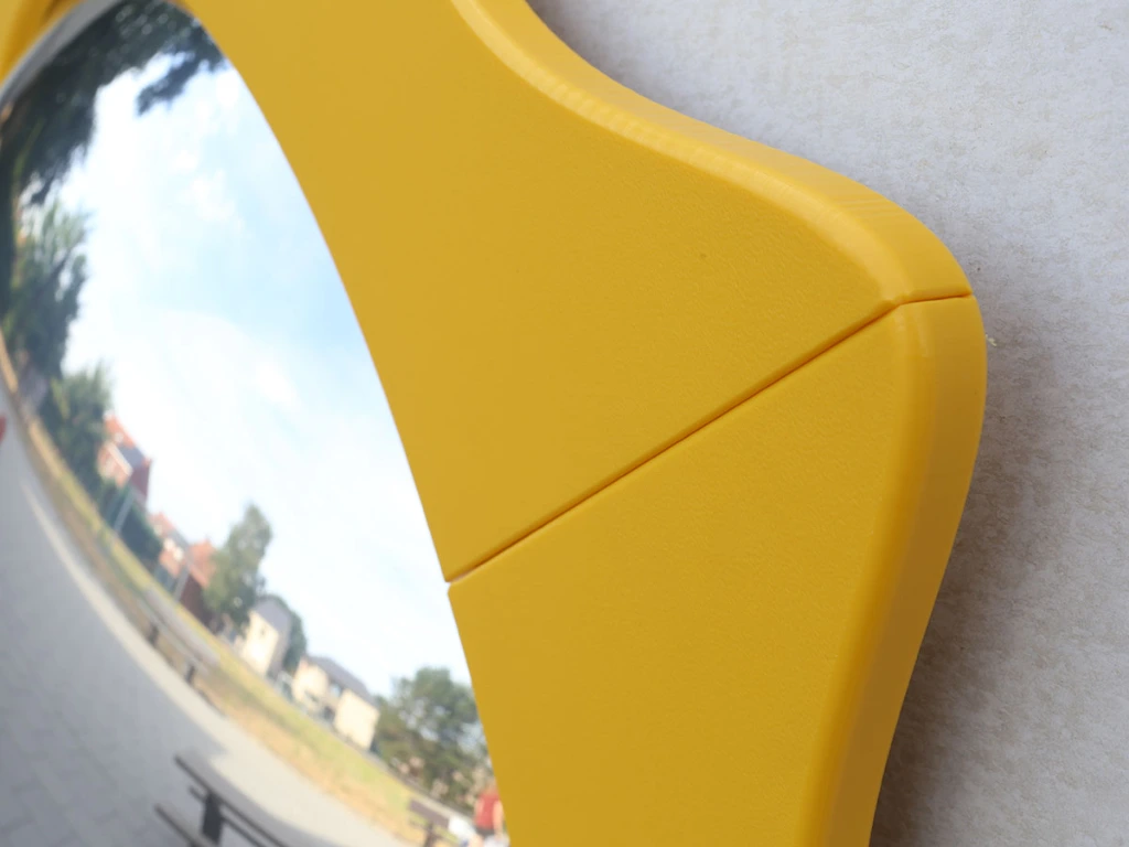 detail hoek bolle spiegel speelplaats.webp