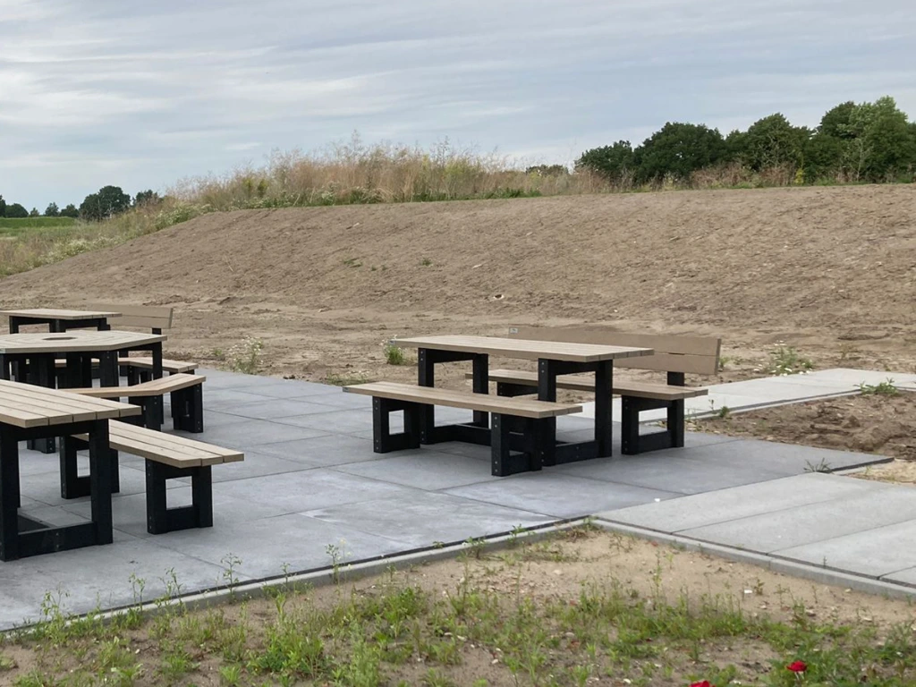 beige london zl.webp