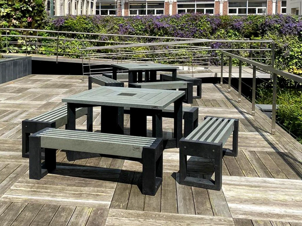 tafel Canvas op terras.webp