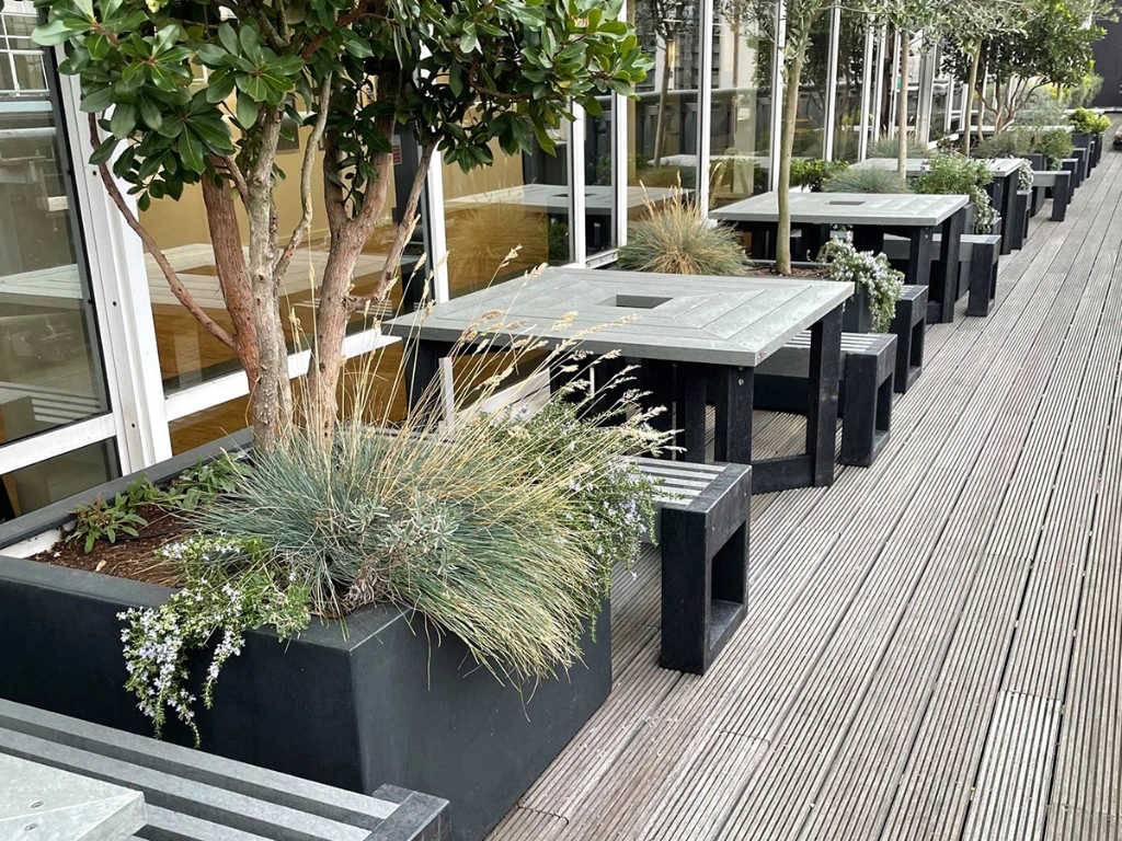 Canvas-tables-benches-Uni-of-West-Scotland-London-Campus-E14-7-scaled kopie.webp