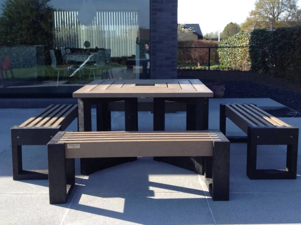 tafel Canvas op terras tuin.webp