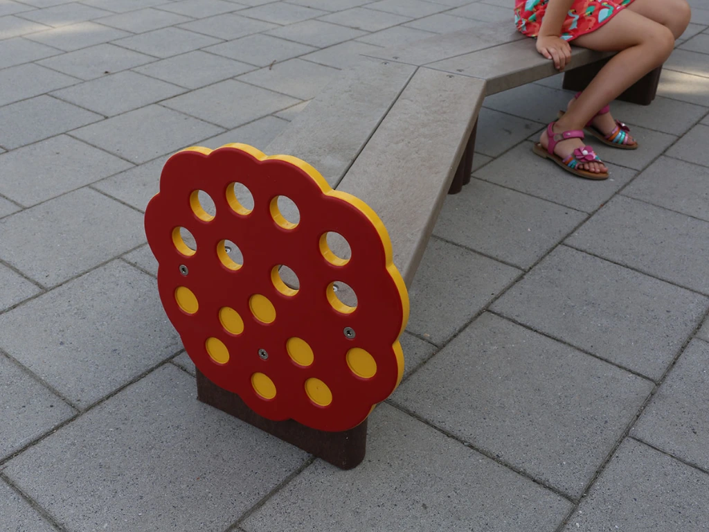 detail ornament boompje op zigzagbank.webp