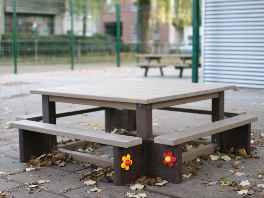 vierkante-picknicktafel-kleuterschool06.webp