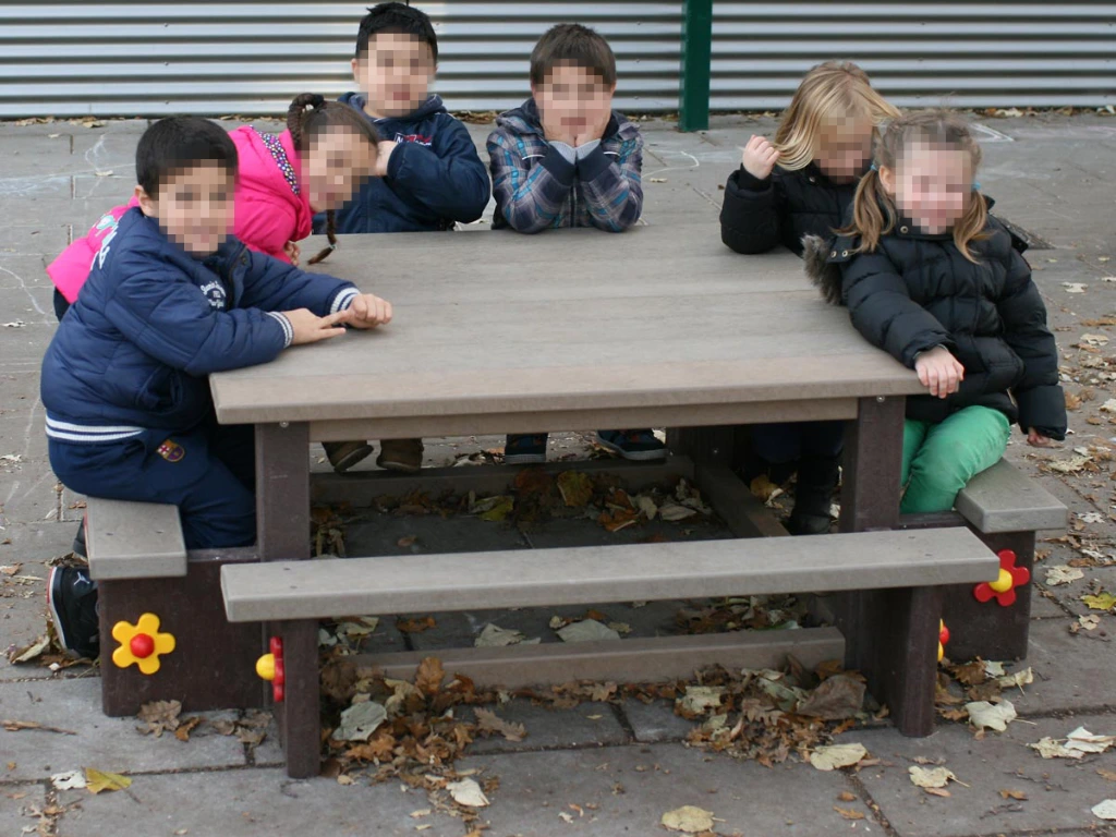 vierkante-picknicktafel-kleuterschool05-blur.webp