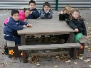 vierkante-picknicktafel-kleuterschool05-blur.webp