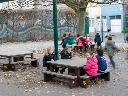 vierkante-picknicktafel-kleuterschool03.webp