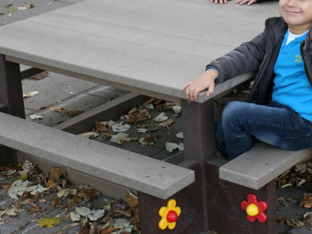 vierkante-picknicktafel-kleuterschool04.webp