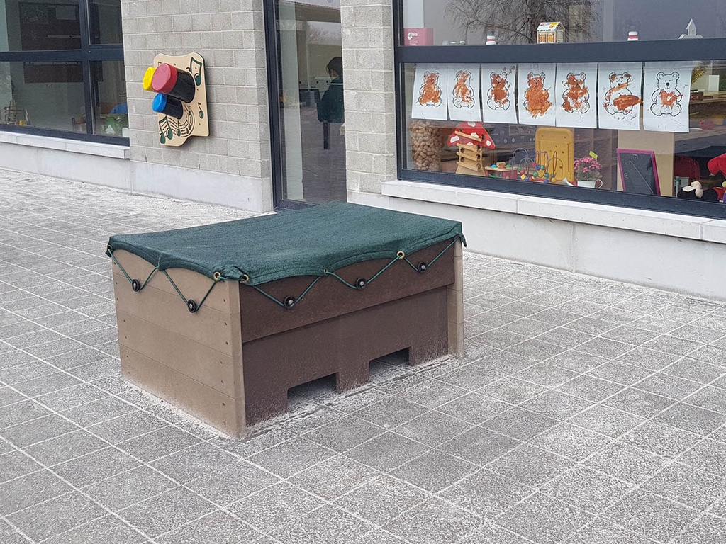 afdekgaasdoek met elastiek en knopen van verplaatsbare zandbak ZB.jpg