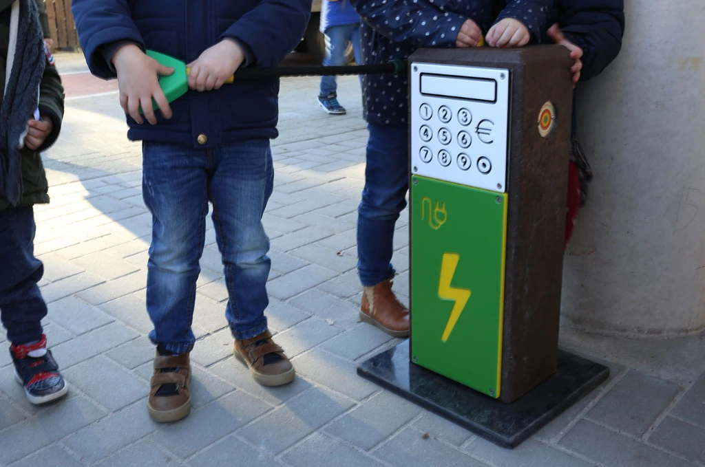 kleuters aan Laadpaal Volt 3D.webp