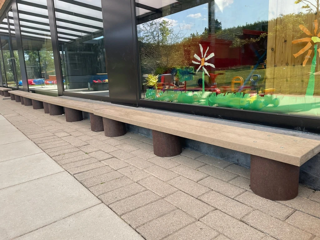 babar kleuter bankje met beige planken.webp