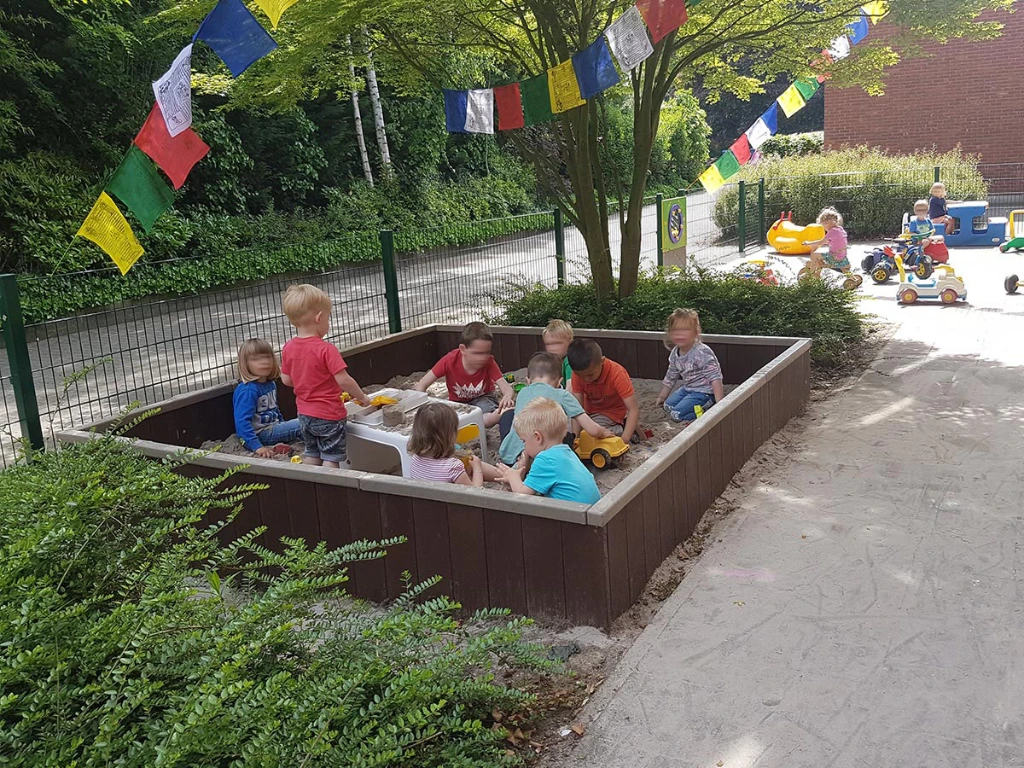 zandbakrand met kids kopiëren.webp