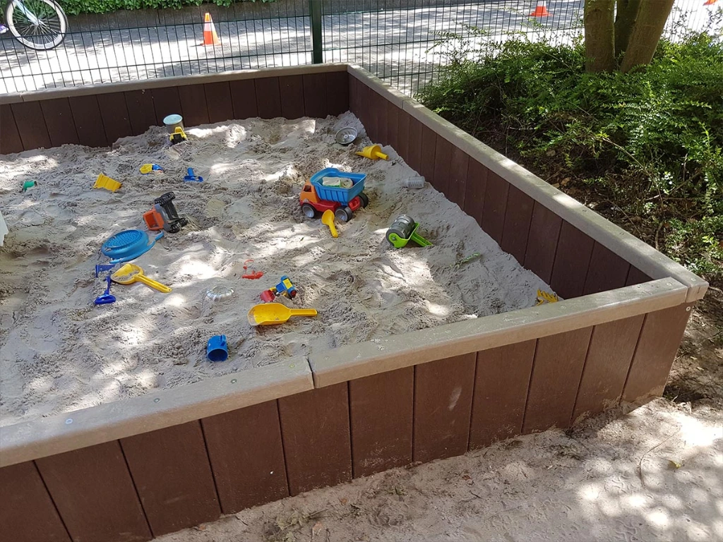 rotvrije zandbakrand uit gerecycleerd plastic.webp