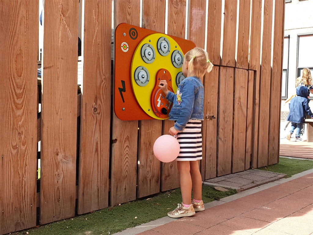 reactie tegen houten wand kopie.webp