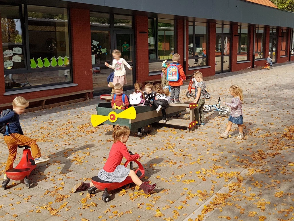 kleuters op speelvliegtuig De Achelier te Achel.webp