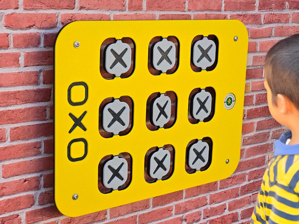 kind kijkt naar oxo kopie.webp