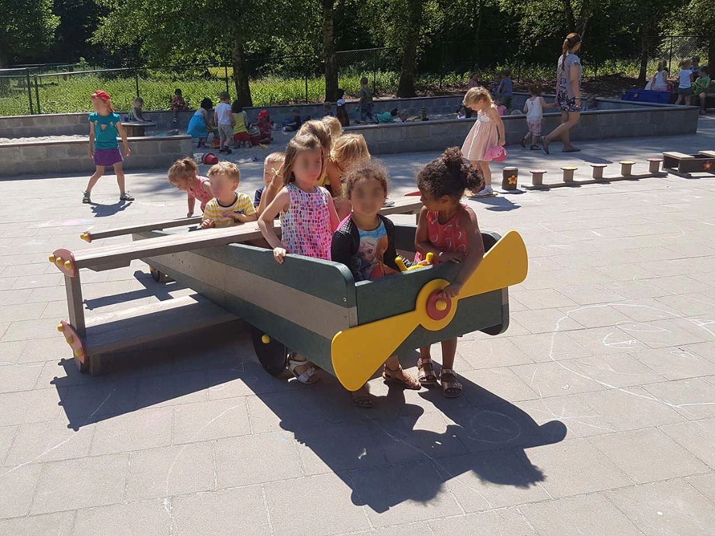speeltuig dubbeldekker op verharding schoolplein.webp