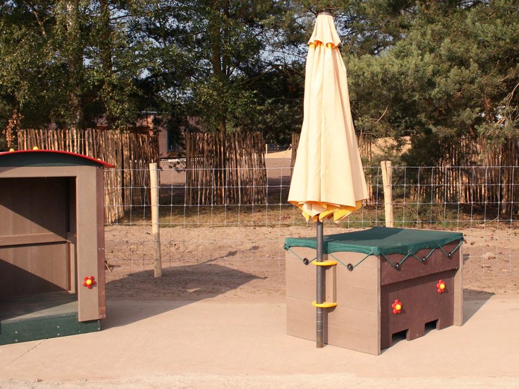 verplaatsbare zandbak met parasolhouder en parasol.webp