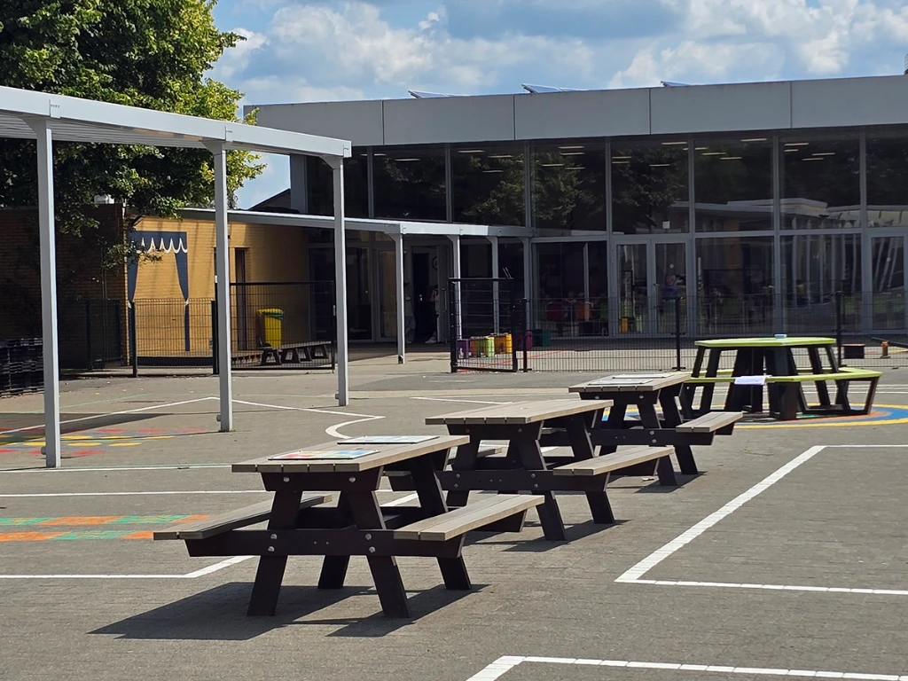 picknicktafels op het schoolplein.webp