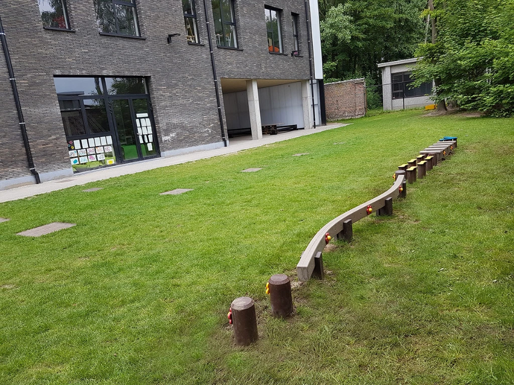 Golvende evenwichtsbalk Govaplst Play stapparcours in gras.webp