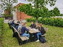 Studenten aan Lyon picknicktafel met leuning kopie.webp