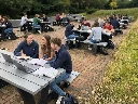 Studenten aan picknicktafel Lyon zonder leuning  kopie.webp