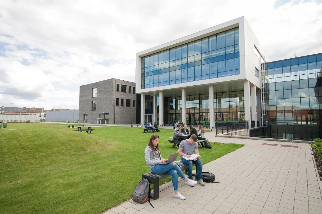 Canvas bank grijs bij Thomas More.webp