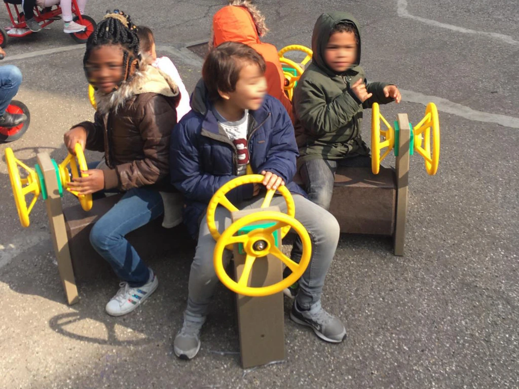 drone op speelplaats.webp