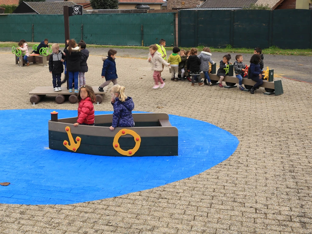 blauwe verf op speelplaats met bootje.webp