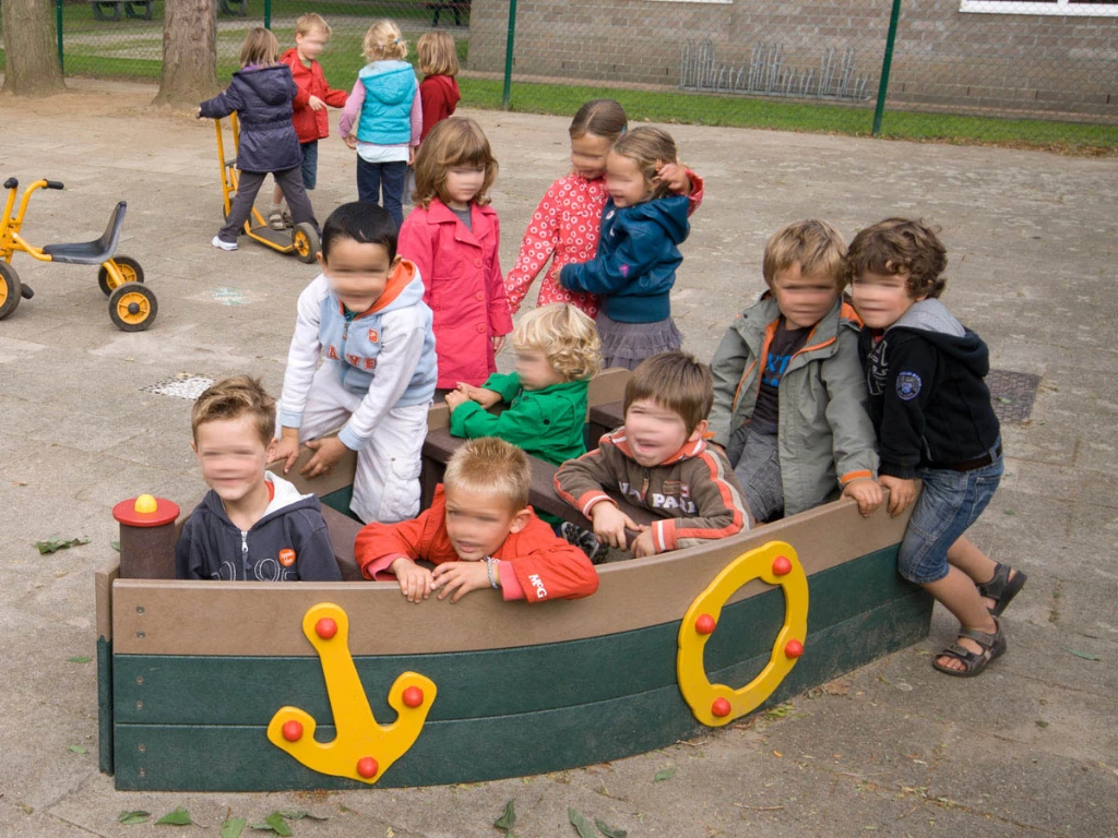 veel-kleuters-in-boot-op-speelplaats.webp