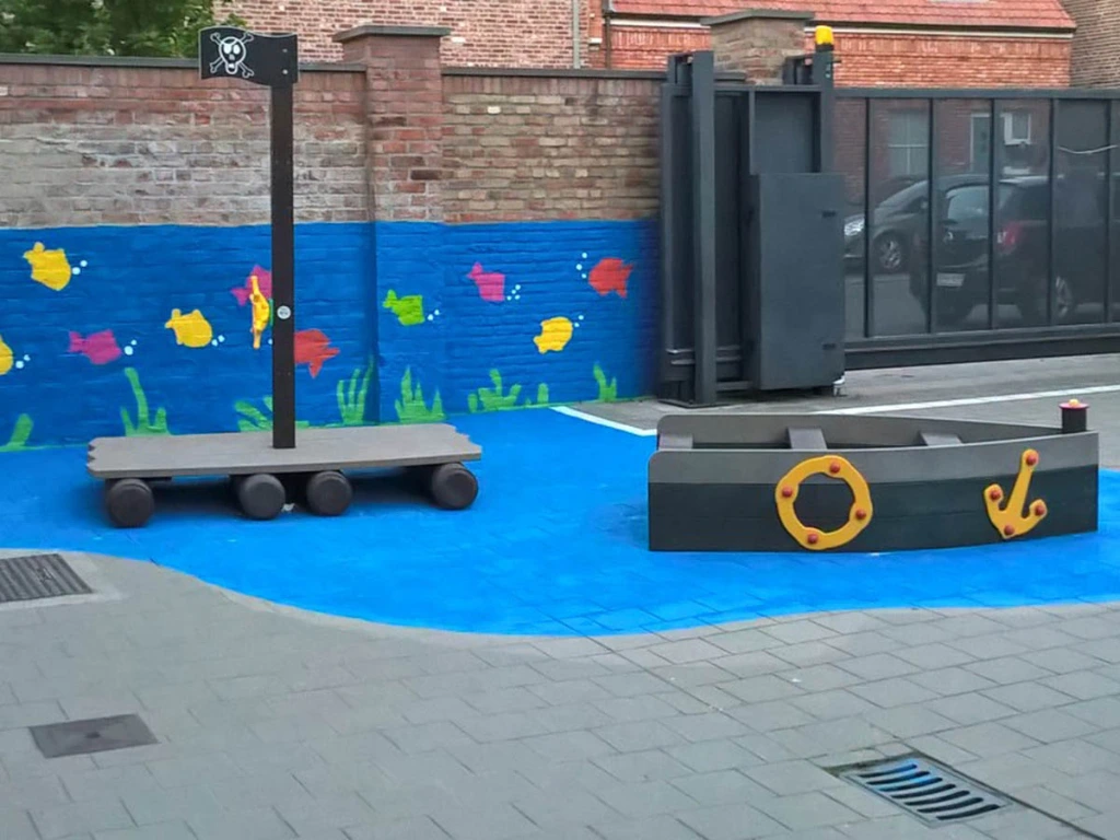 speelbootje en vlot op de kleuterspeelplaats.webp
