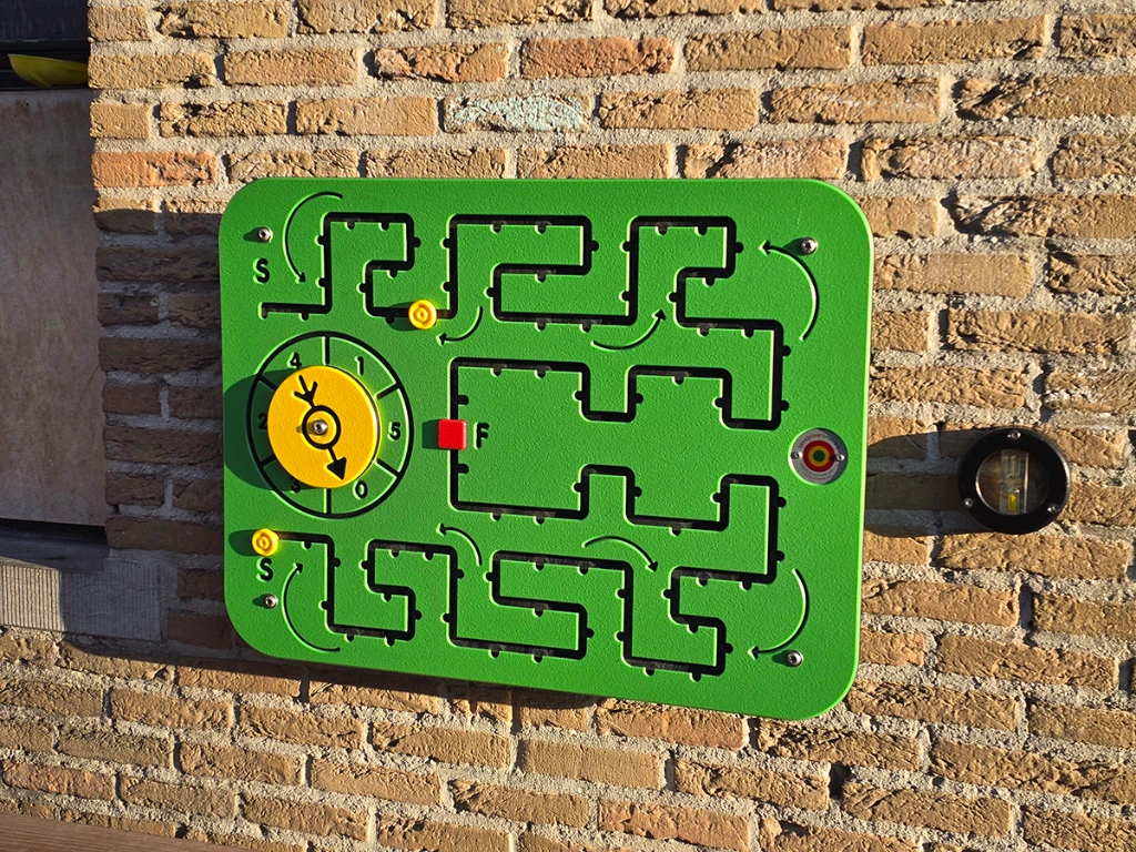 beurtrol zandloper naast speelpaneel op muur.webp