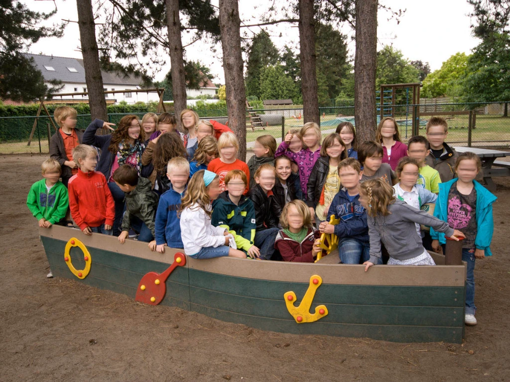 veel-volk-in-grote-speelboot-lagere-school.webp
